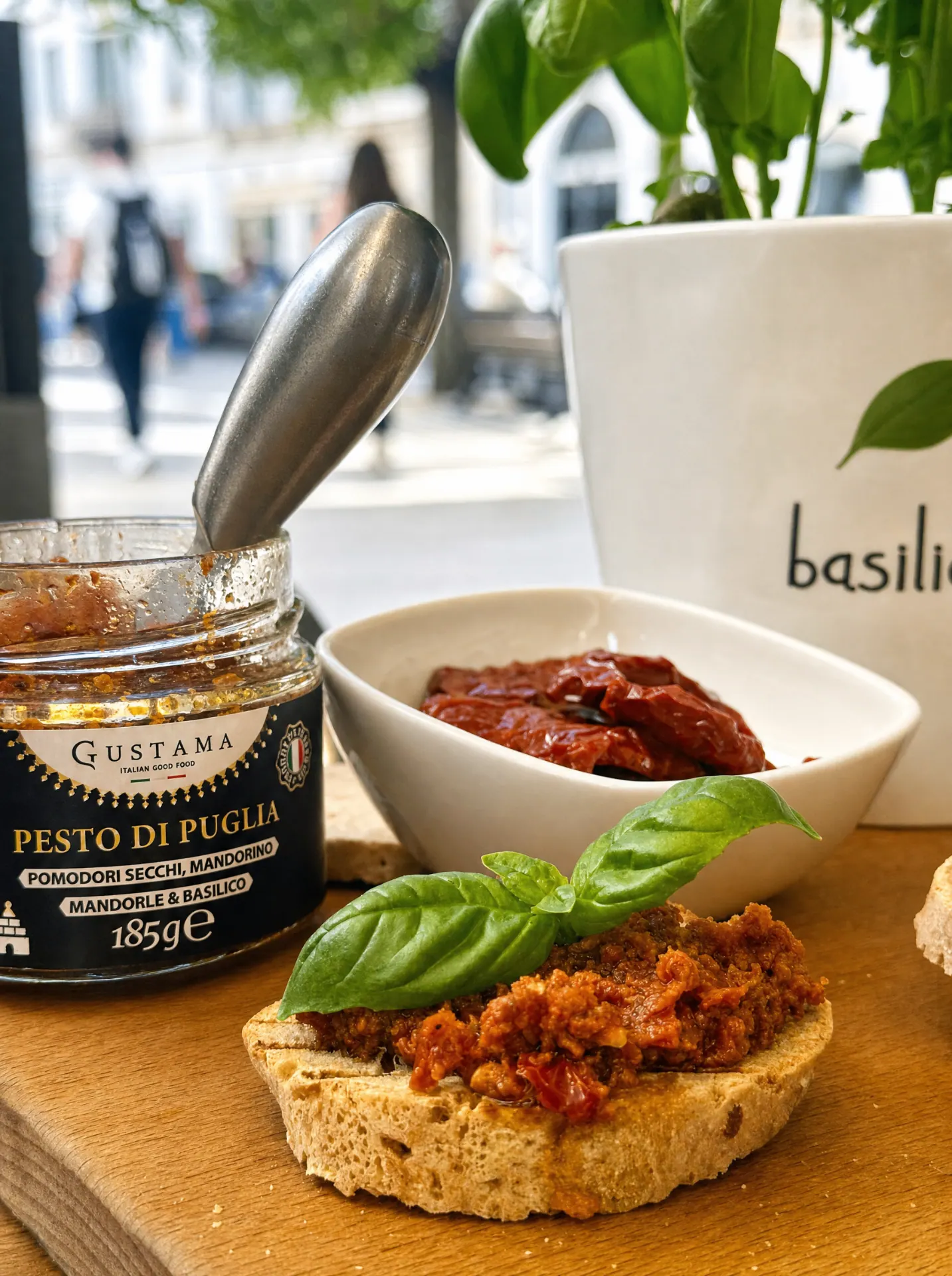 Vasetto Gustama Pesto di Puglia con crostone, pomodori secchi e basilico fresco